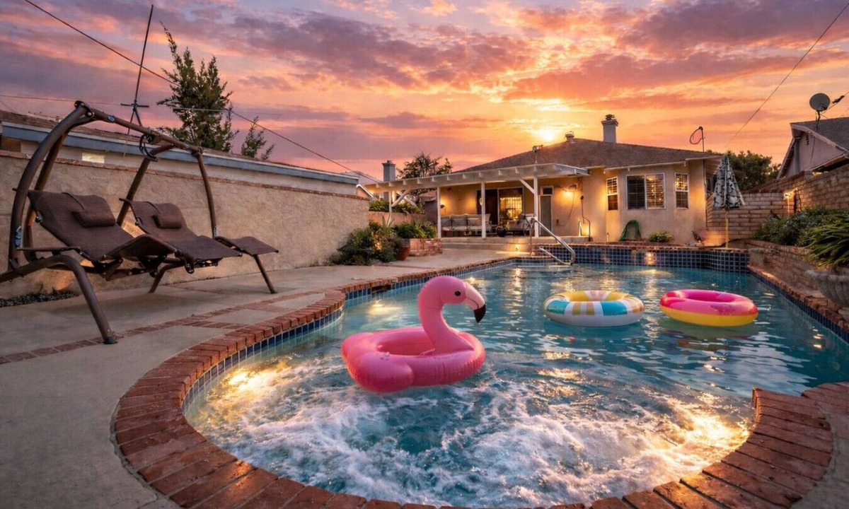 North Hills West House | ৎ୭Sunny North Hills Home with Pool & Funৎ୭