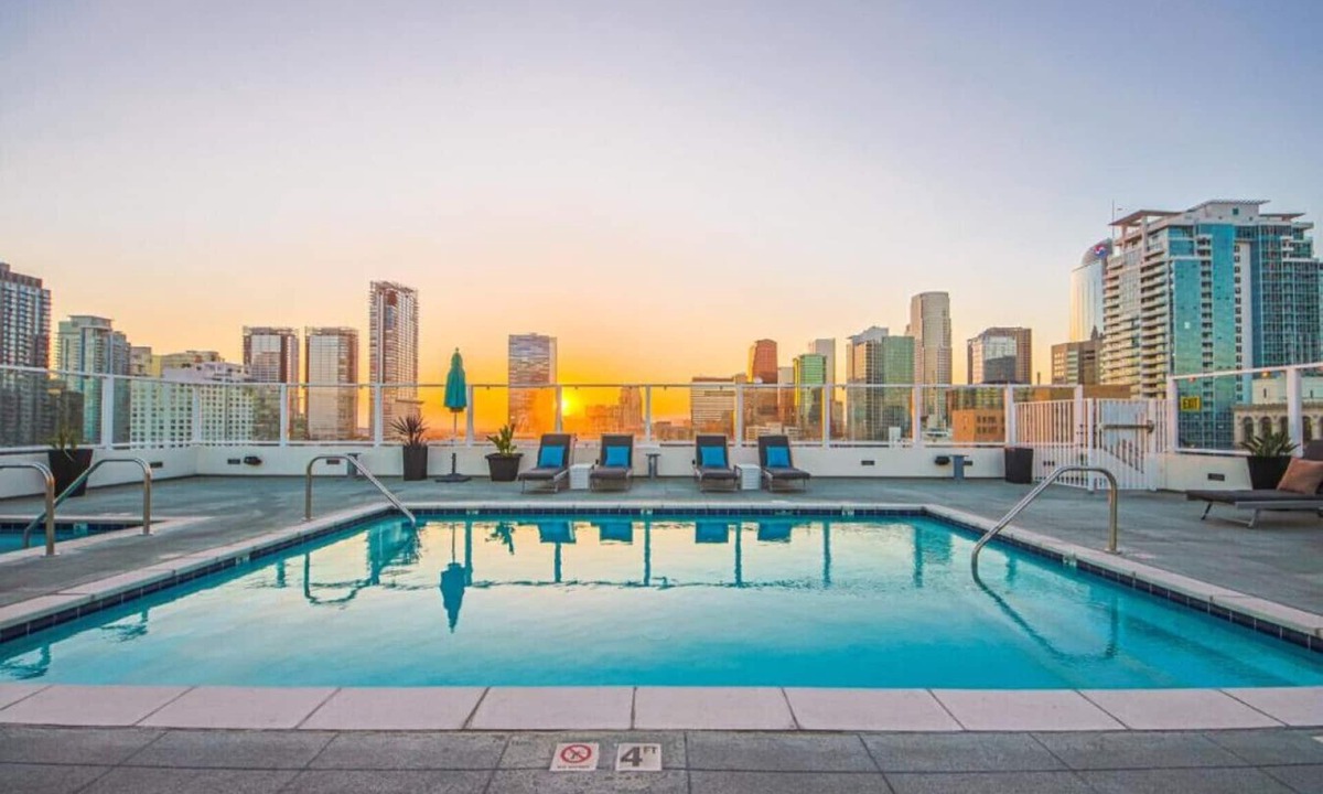 Historic Core Apartment | 1 Bedroom Condo with Rooftop Amenities – Pool, Jacuzzi & Breathtaking City Views