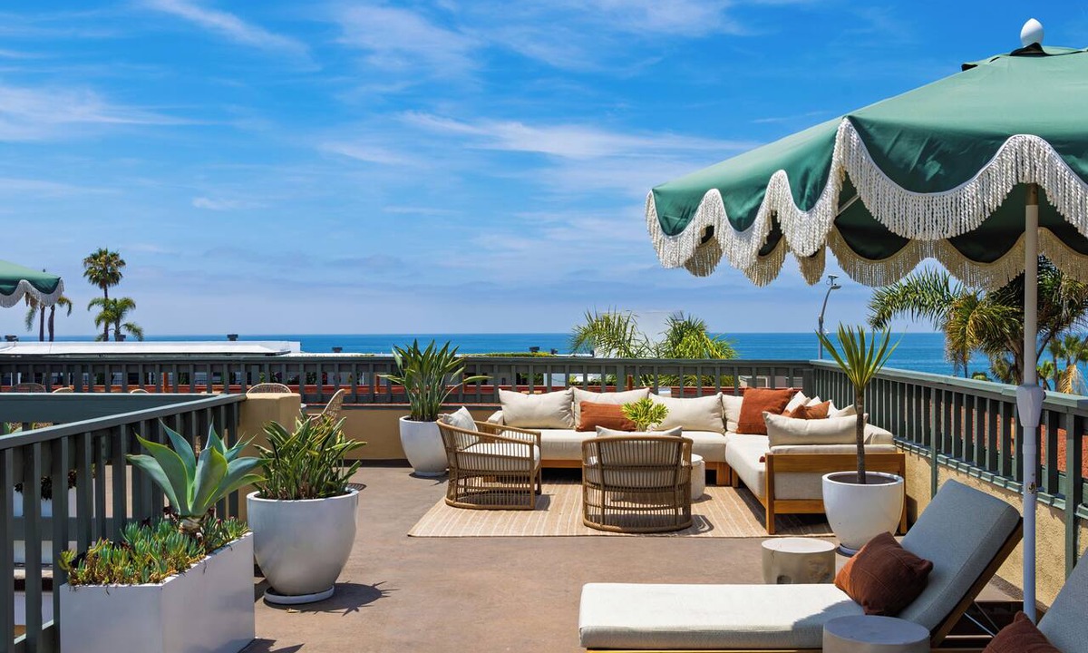 Laguna Beach Hotel | 1 Block to Beach | Pool + Hot Tub + Rooftop Terrace | The Mara by AvantStay