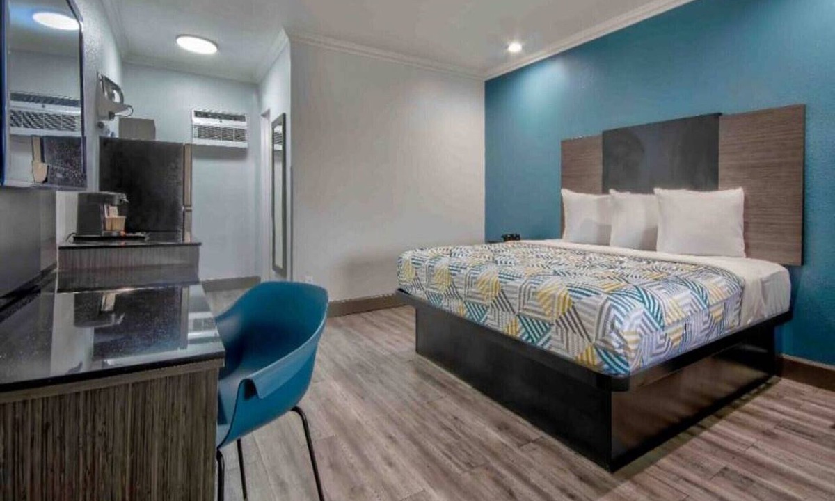 Carousel Apartment | 1 King Bed | Mobil Acc RI Shwr Suite Nsmk