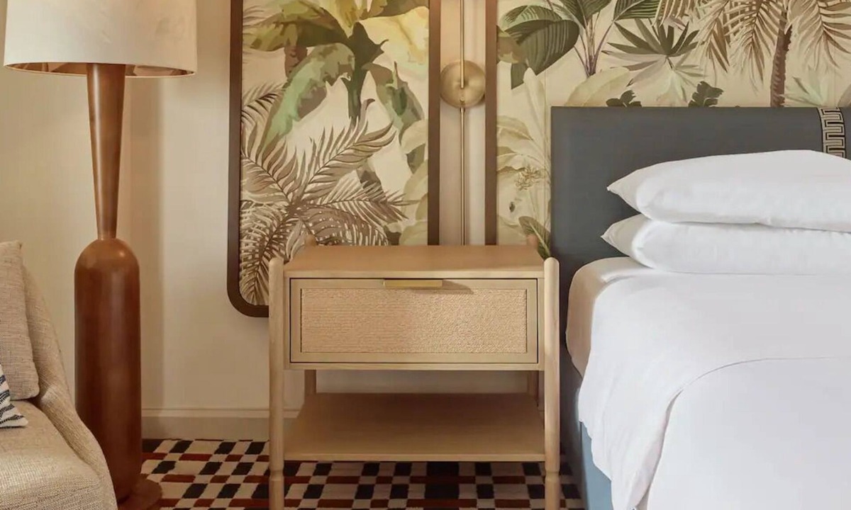 Ocean Park Hotel | 1 King Room | 6 mins from Santa Monica Pier & Local Attractions
