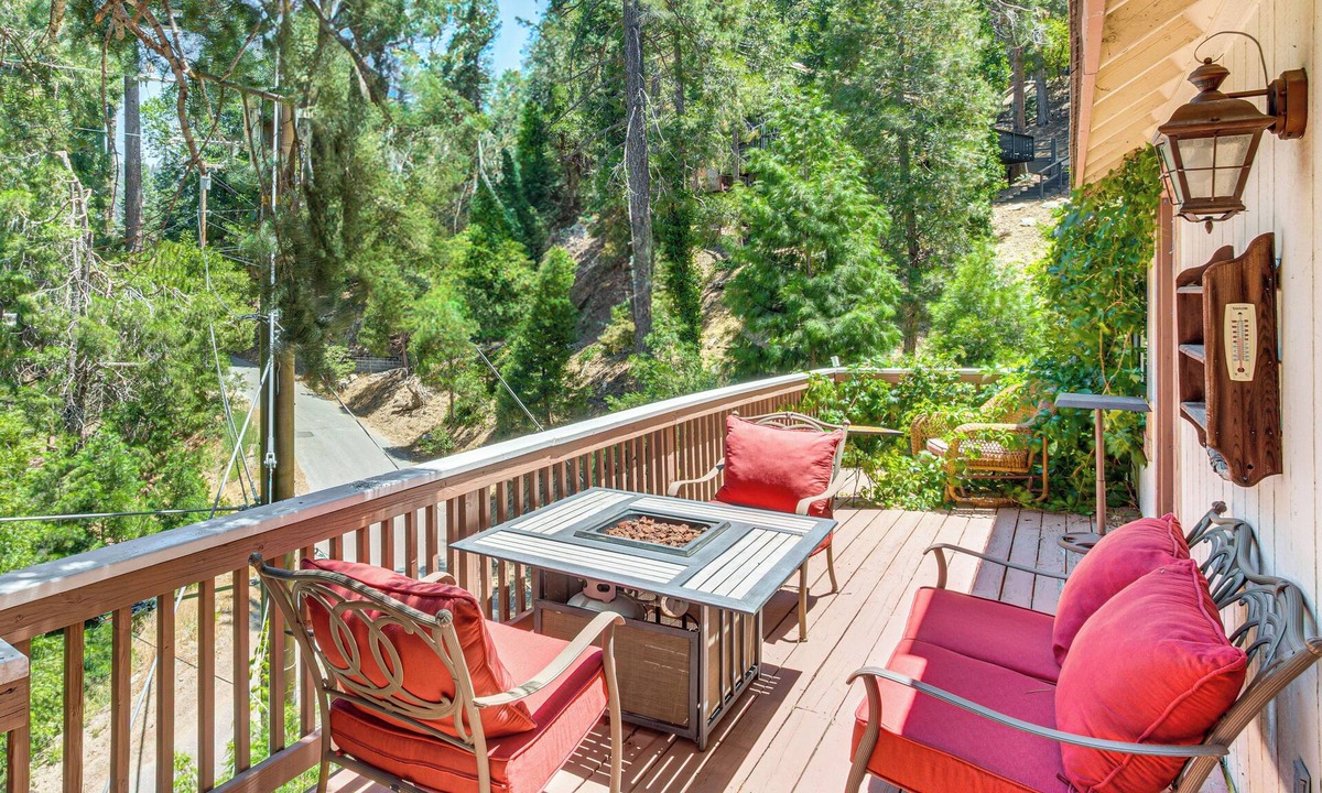 Crestline House | 1 Mi to Lake Gregory! Forest-View Crestline Cabin
