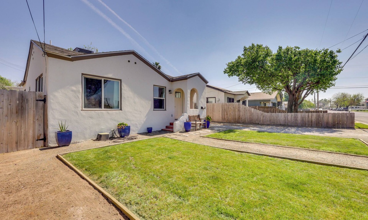 Hanford House | < 1 Mi to Main St Hanford! Home w/Outdoor Space