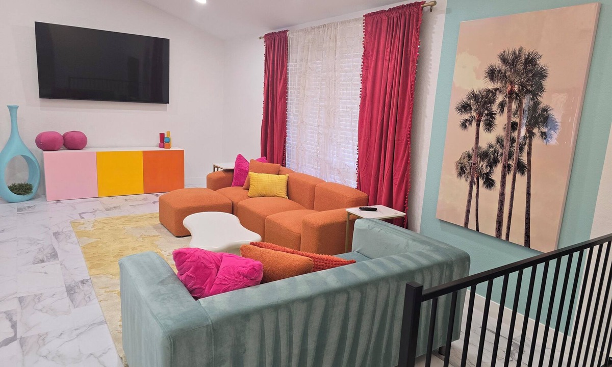 Paradise House | #112 Vegas "Baby" Chic' 5-bedroom with Pool/BBQ: min to Airport/Stadiums/LVStrip
