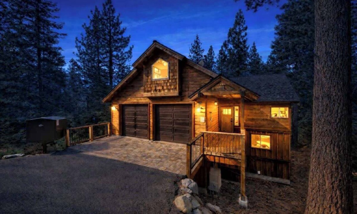 Pioneer Trail Cabin | 13 Beds, Hot Tub, Pool Table, Dog Friendly
