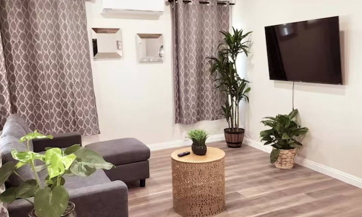 Alhambra House | 1519-Prime location 2-bedroom, 1-bath a King-sized bed and a private entrance!