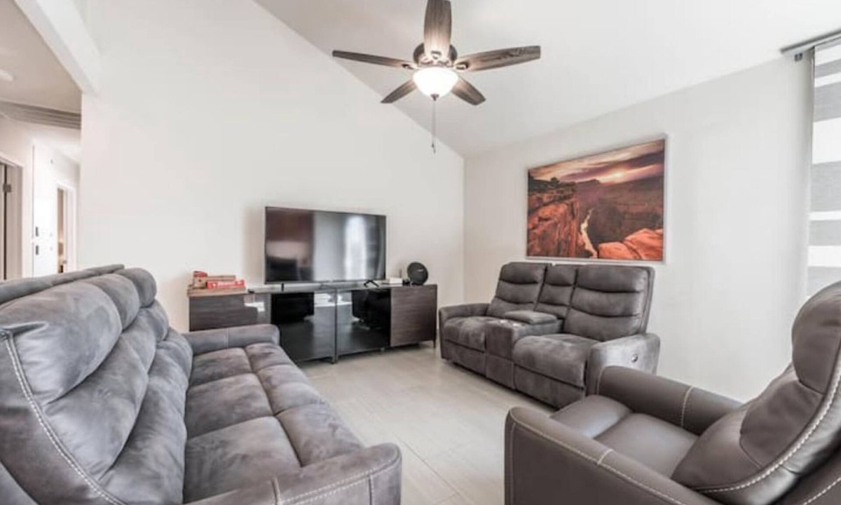 Paradise House | 15min from strip 3bdrm 2bath
