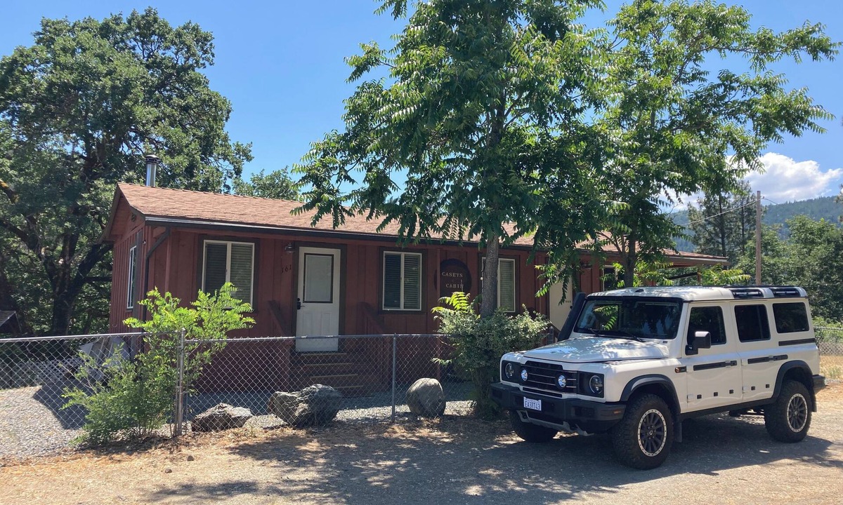 Douglas City Cabin | 2-Bedroom Gold Miners Cabin on Trinity River, Wi-Fi & COLD Air Conditioning.