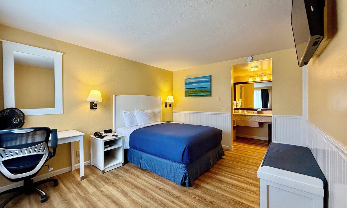 Downtown Monterey Cabin | 2 Bedroom PET-FRIENDLY Family Suite at Ocean-Side Property!