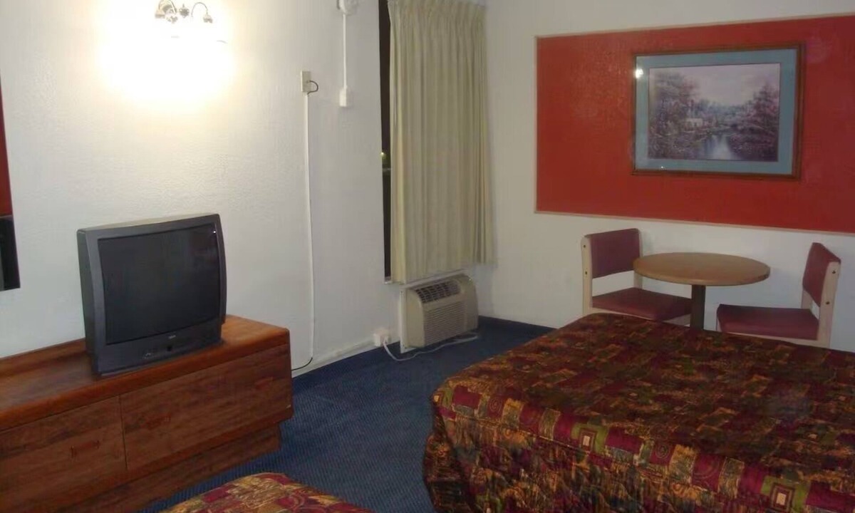 Lake Havasu City Hotel | 2 Charming Rooms Close to Windsor Beach - 3.1 miles away + Free Parking