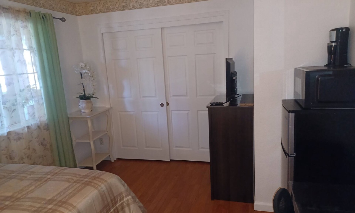 Lodi House | 2 clean rooms and bathroom it sleeps 4