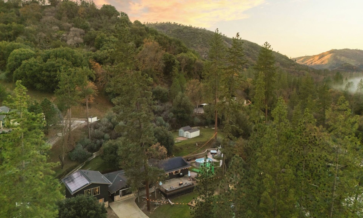 Oakhurst House | 2 Homes Sleeps 26 Sauna Hottub EV Pet Pool Arcade