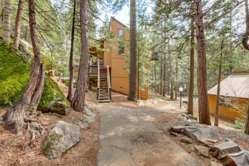 Shaver Lake House | 2 Mi to Dorabella Cove: Dog-Friendly Townhouse!