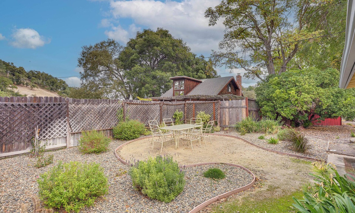 Atascadero Cottage | 2 Mi to Dtwn Atascadero! Cozy Cottage w/Yard