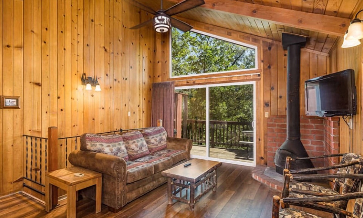 Bass Lake Hotel | 2 Rooms in Woodland Retreat w/Breakfast (Select Stays), Near Bass Lake & Trail