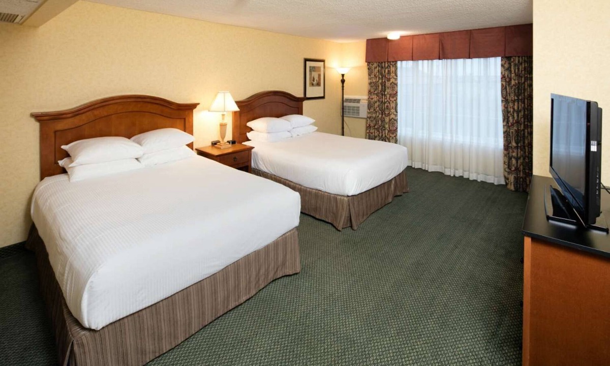 Downtown Hotel | 2 Rooms | Queen Room Gem Near Coastal Eureka – A Great Stay for Nature Lovers