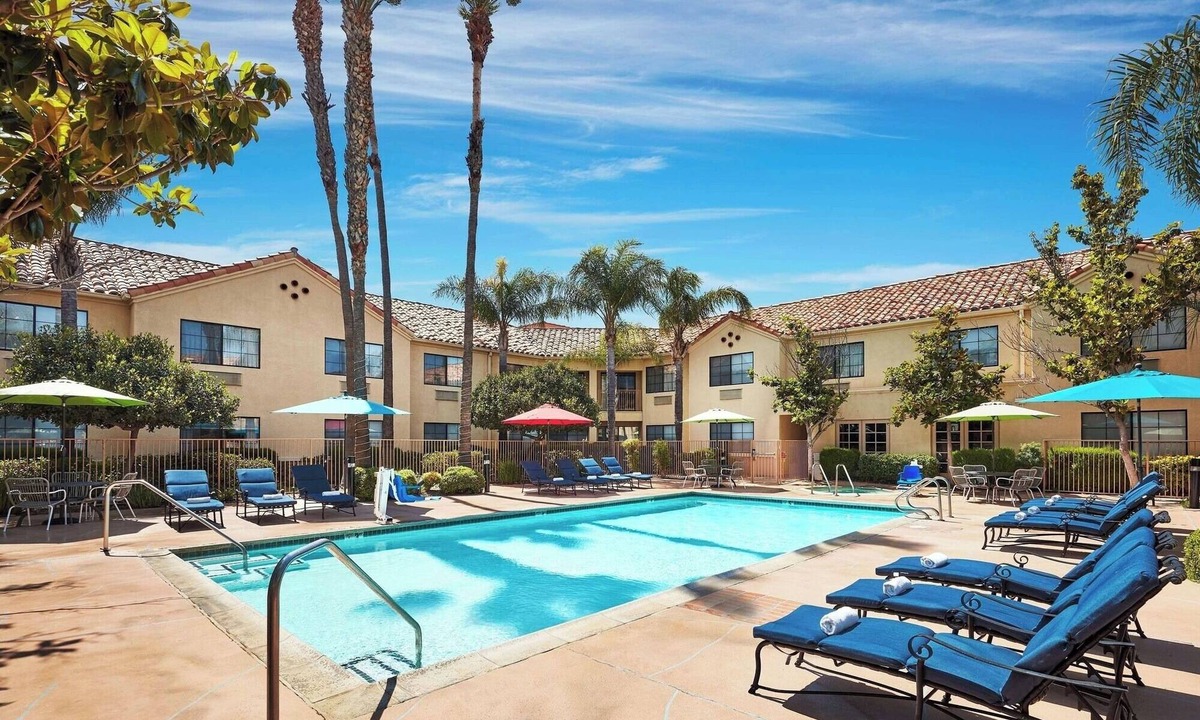 Valencia Hotel | 2 Units | Dual Queen Beds | 0.1 Miles to Six Flags Magic Mountain Theme Park