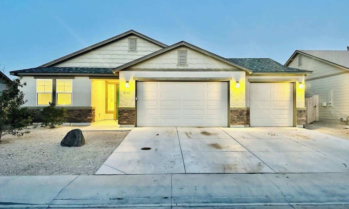 Fernley House | 20 Min to USA Pkwy|4-Bedroom/2-Bath/Pet OK/Sleeps14