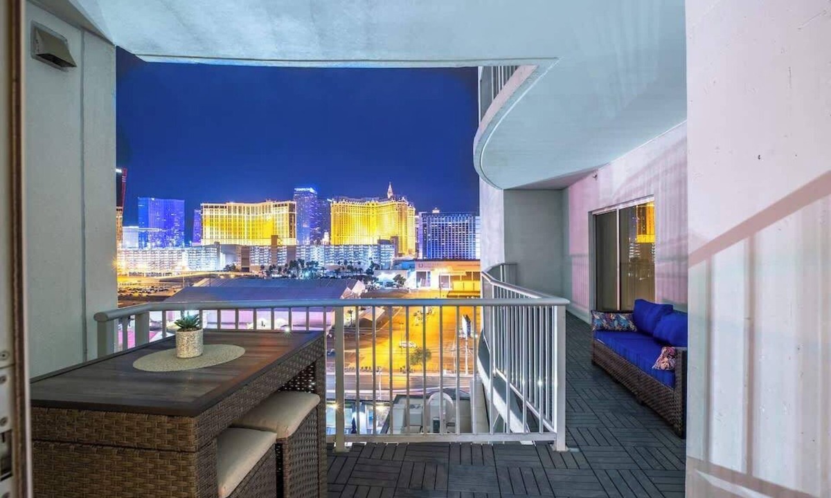 Las Vegas Hotel | 2100 SqFt Penthouse Suite : Strip Views! POOL GYM