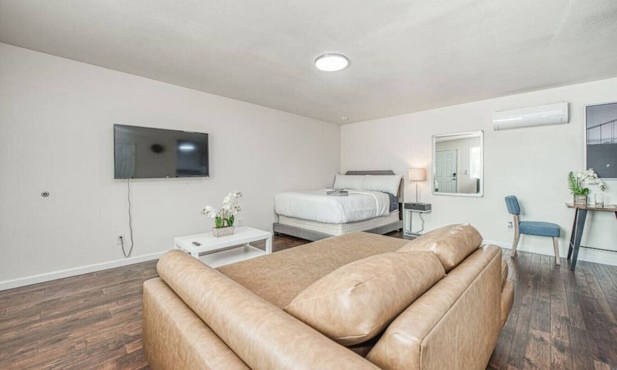 Fresno House | 2730 W Bullard Back Studio · Totally New Awesome ★ North Fresno Back Studio