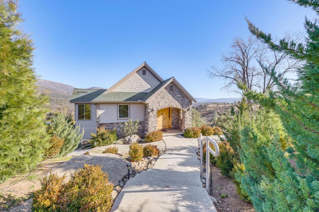North Fork Apartment | 28 Mi to Yosemite: Lovely Mtn Cottage w/Deck!