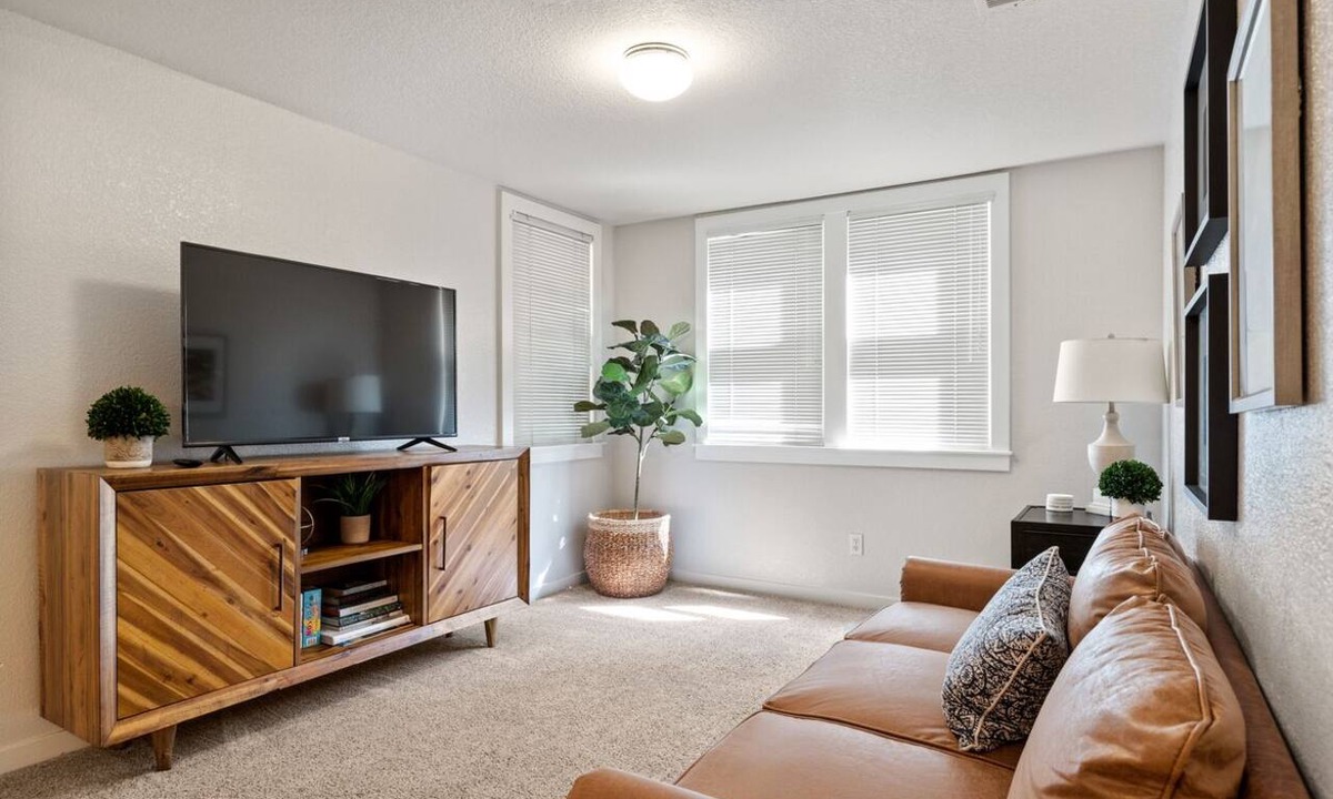 Downtown Sacramento Apartment | 2BR Downtown Sac - In unit Laundry - Free Parking