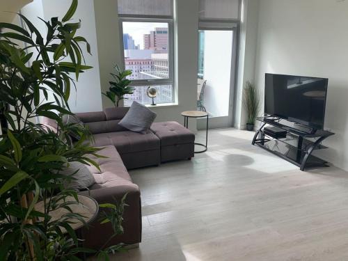 Financial District Apartment | 3 bed 2 bath Skyline View Luxury Apartment DTLA