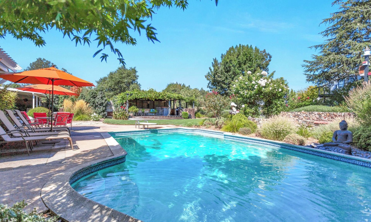 Sonoma House | 3 bedroom, 2 bath, pool, new hot tub, outdoor kitchen, bar and lounge, fire pit