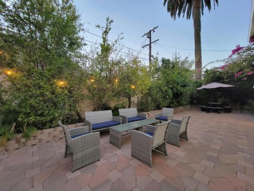Pico - Robertson Apartment | 3 bedroom apartment by the MrC Hotel and 5 minutes to Rodeo Drive WiFi TV Patio walk to restaurants