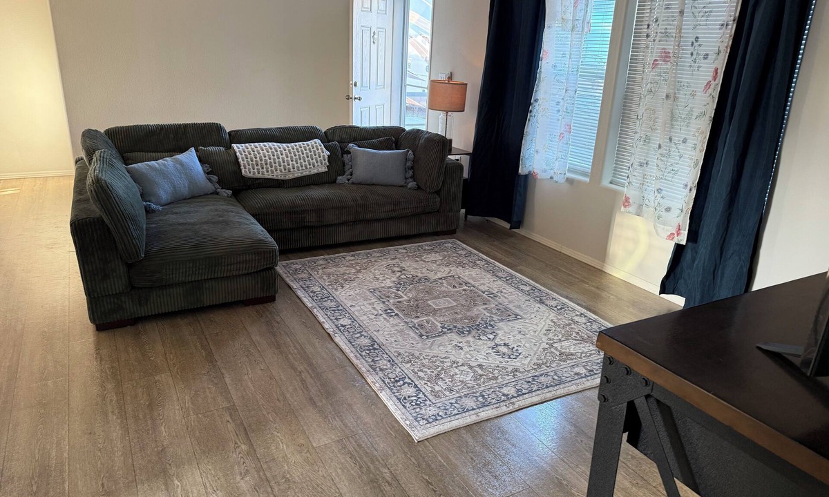 Banta House | 3-bedroom house in beautiful Tracy with WiFi, 75 inch tv, AC. Farm life