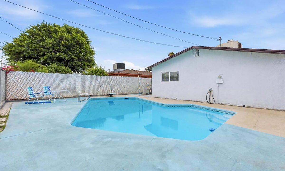 Pumpkin Center House | 3-bedroom Pool house in soothing Bakersfield with AC for relaxing stays