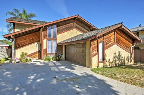 South Wrigley House | 3 Mi to Dtwn Dining! Long Beach Condo w/Balcony