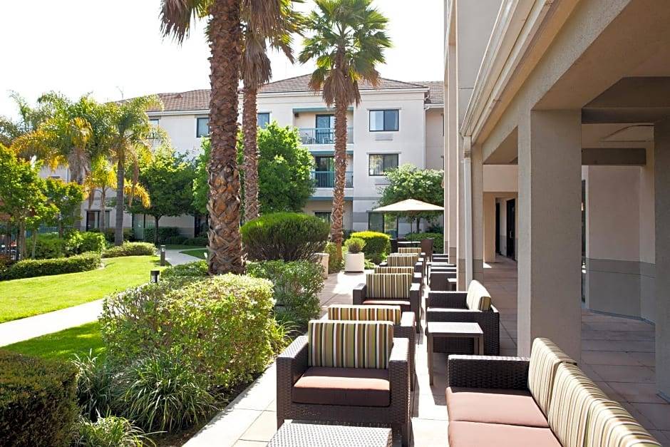 Oakland Hotel | 3-Star Hotel ∙ Courtyard by Marriott Oakland Airport