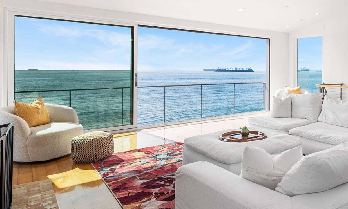 Peninsula House | 3 Story Single Family Home with Sauna, AC, and Private Gated Parking
