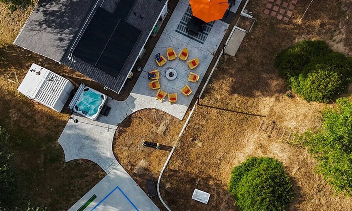 Oakhurst House | 30 Mins to Yosemite | Modern Group Retreat & Games