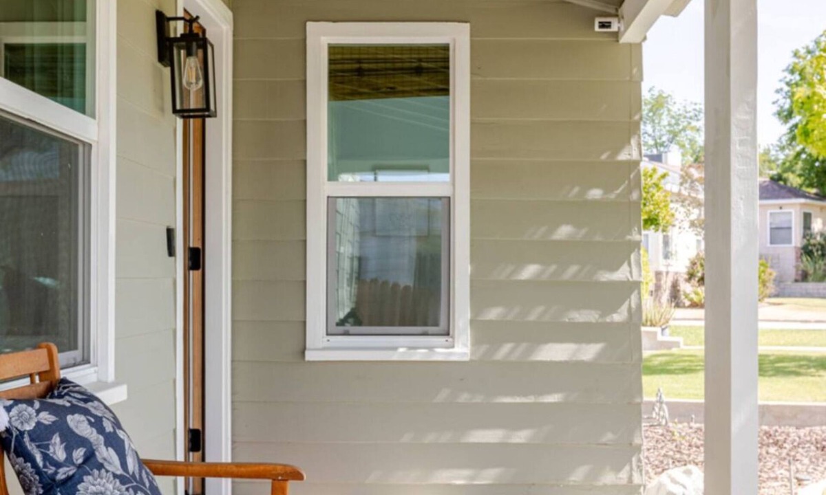 Bakersfield House | 3bedroom house close to several hospitals w/HOT TUB in pleasant La Cresta area.