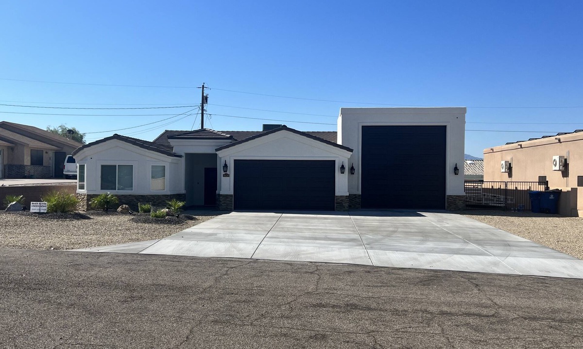 Lake Havasu City House | 4 bed 3 bath Havasu Getaway Lakeside of the highway ! 3 minutes to launch ramp
