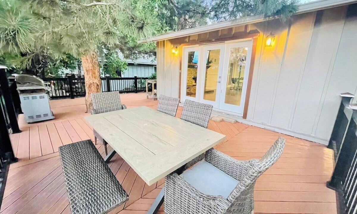 West University House | 4-Bedroom/6TVs/Sleeps 15/Pet OK