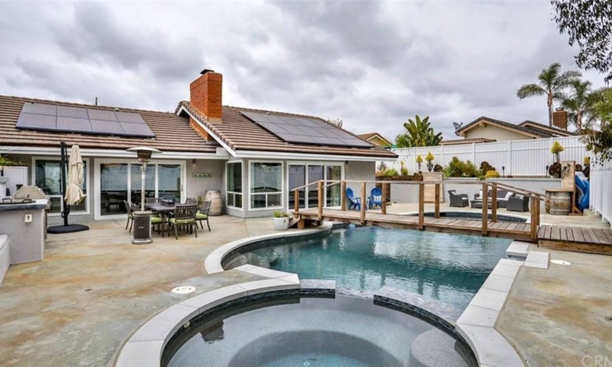 San Clemente Apartment | 4 Bedroom Single family 460885 by Houzlet