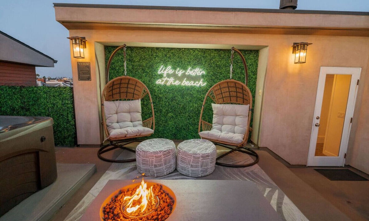 West Newport House | 4 Br, Roof Deck, Hot Tub, Steps to Beach & Dining