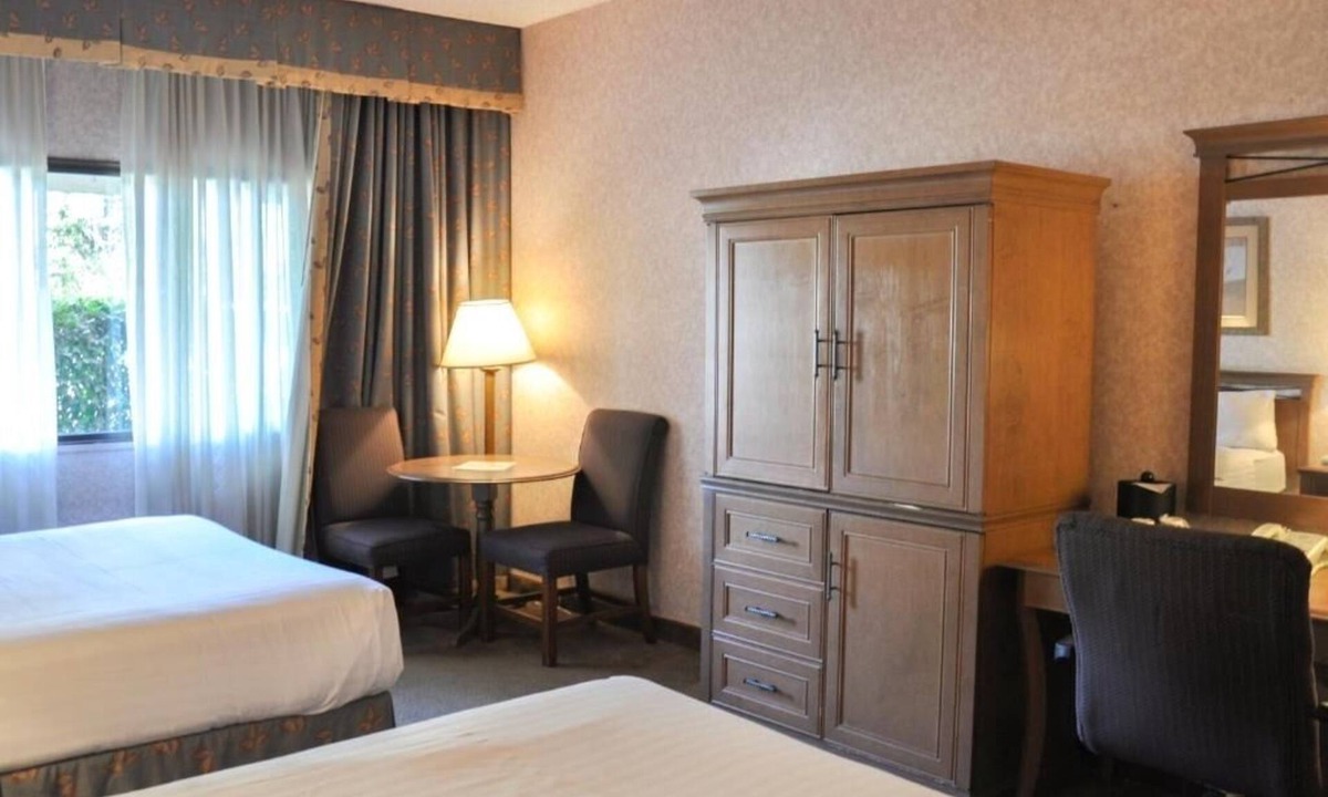 Raisin Hotel | 4 Cozy Queen Units w/Gym Access, Onsite Dining & Free Shuttle!