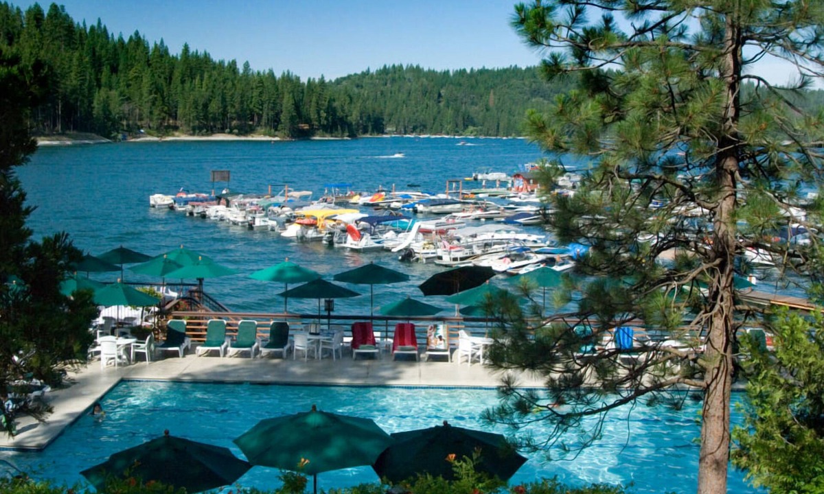 Bass Lake Hotel | 4 Lakeside Chalet with Fireplace & Marina Fun Near Yosemite National Park