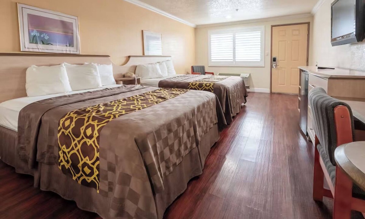 Corcoran Hotel | 4 Rooms w/Desk, Fridge, & Microwave Near Dining Spots & Corcoran Train Station