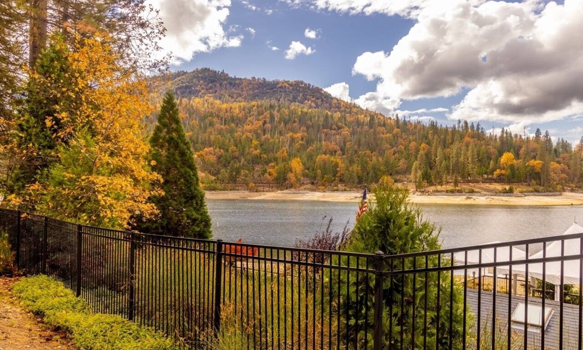 Bass Lake Hotel | 4 Units | Lakeside Escape with Breakfast (Select Stays), Near Yosemite Adventure
