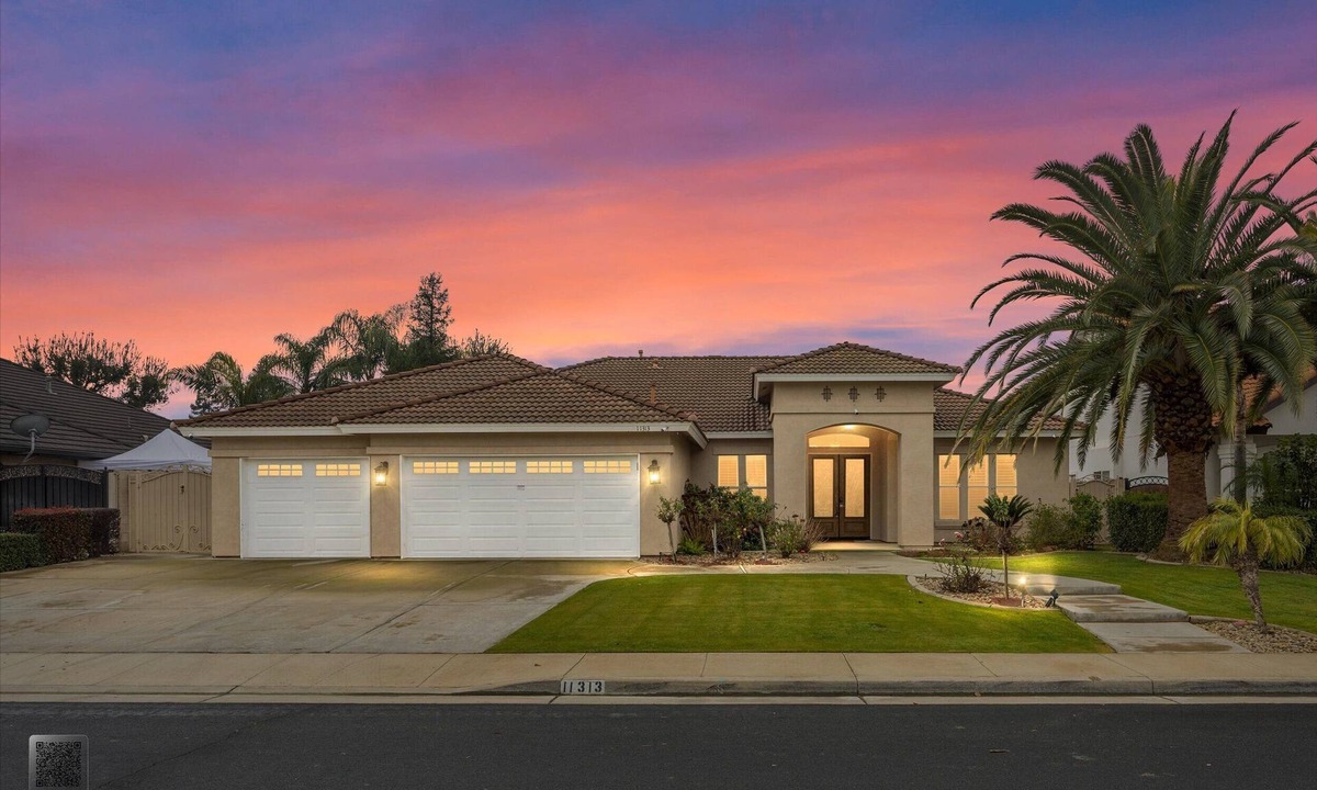 Greenacres House | 4bd/3bth, beautiful neighborhood, huge backyard