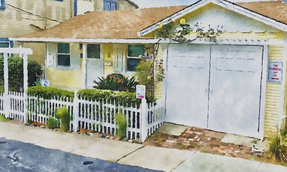 Eastside Santa Cruz Cottage | 4th house from Twin Lakes Beach and a 2 minute walk to the Crow’ Nest and Harbor