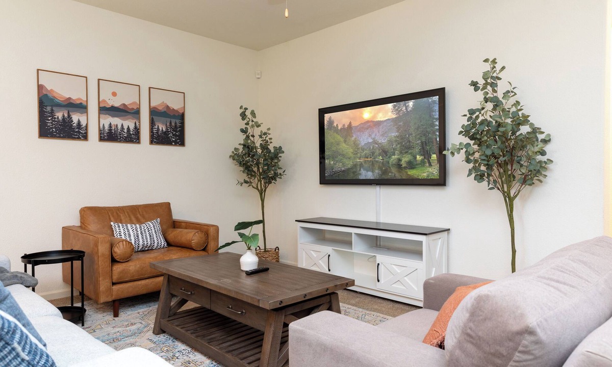 Merced House | 5 bed Modern, Cozy, Efficient North Merced Retreat near hospitals and UC Merced