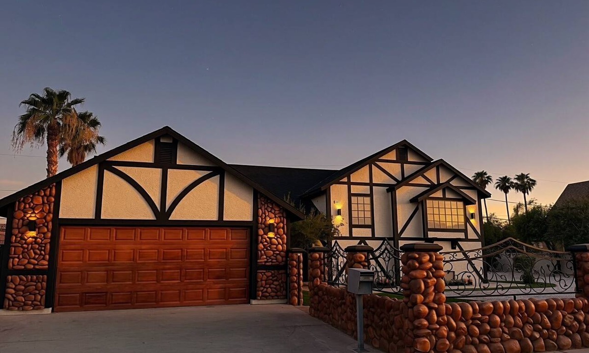 Sunrise Manor House | 5-Bedroom Luxury Home | Jacuzzi/Sauna/BBQ | 15 Min from the Strip
