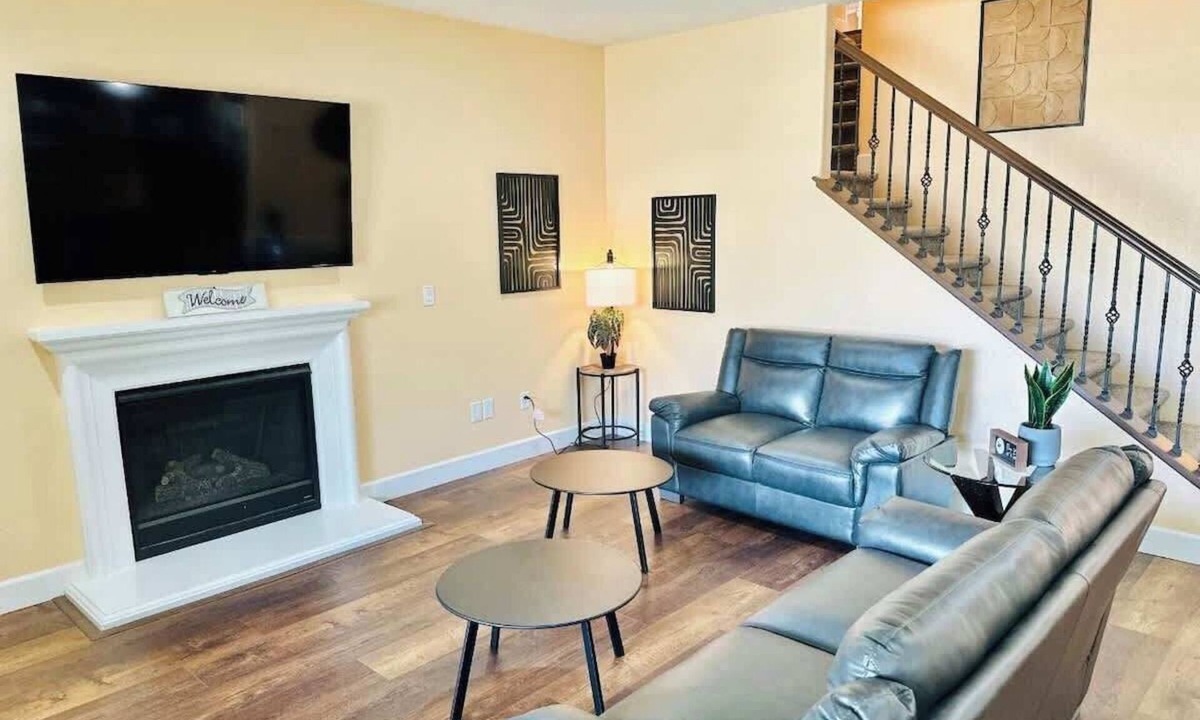 Reno House | 5 Bedrooms | 3-car garage | Sleeps 21