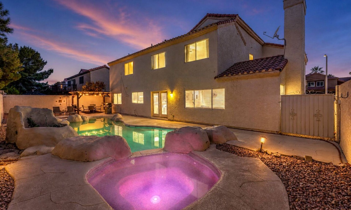 Green Valley Villa | 5 BR! Amazing Pool & Spa Retreat 15 Min to Strip